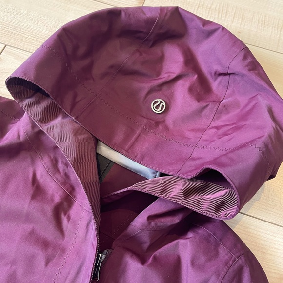 Rare LULULEMON Savasana Waterproof Jacket II in Bordeaux, Size 4 - Picture 4 of 10